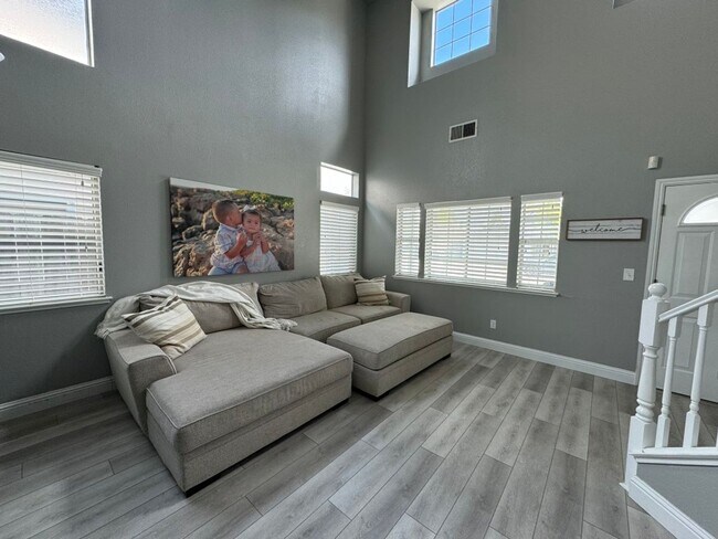 Foto del edificio - 4 Bedroom home in Dixon
