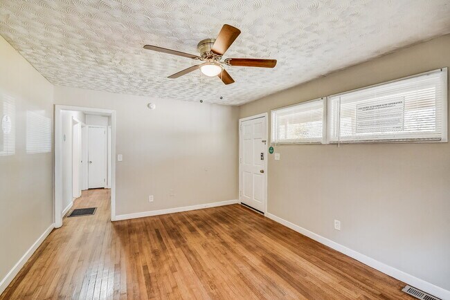 Building Photo - 4901 Scenic View Dr