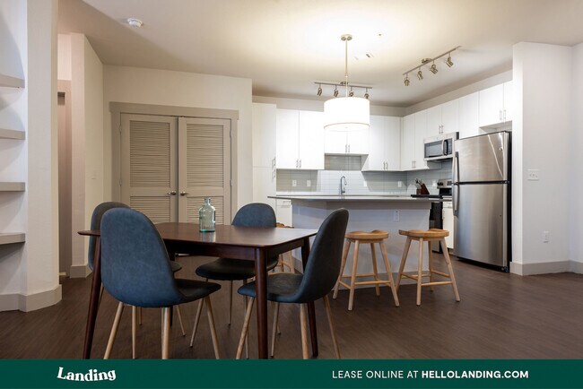 Foto del edificio - 10801 S IH 35 Frontage Rd