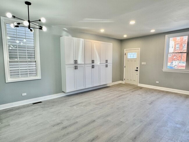 Building Photo - 1317 W 31st St