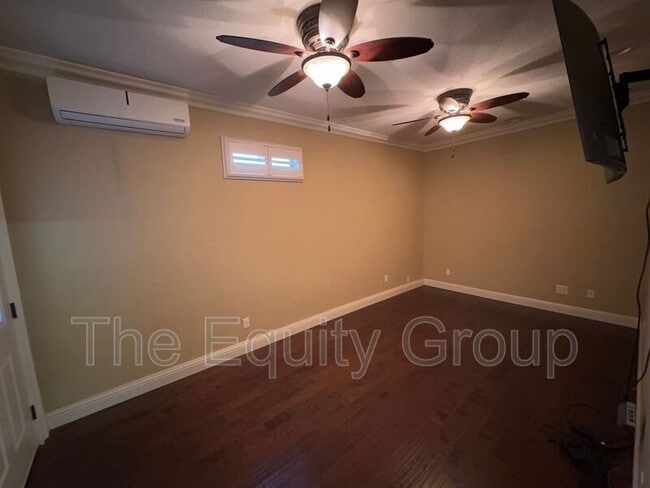 Building Photo - 2650 W Oakridge Ave