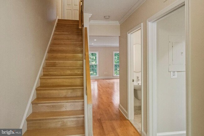 Foto del edificio - 3217 Sutton Pl NW