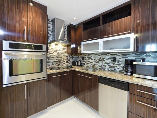 Foto del edificio - 19390 Collins Ave