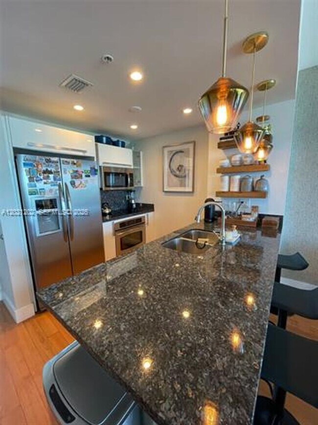 Foto del edificio - 601 NE 36th St