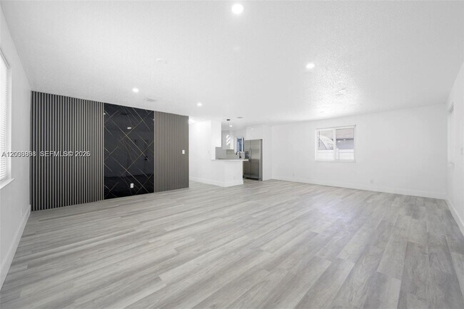 Foto del edificio - 5580 Plunkett St