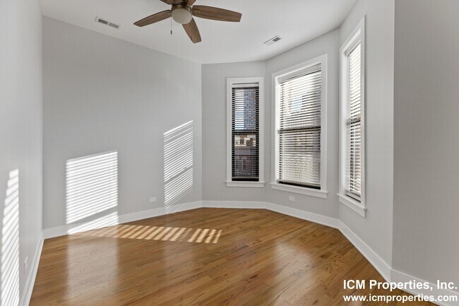 Foto del edificio - 350 W Dickens Ave