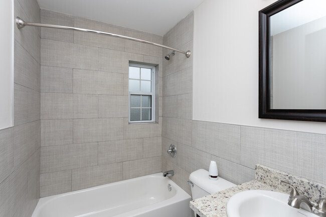 1BR, 1BA - Oxford - 572 SF - Larchmont Estates