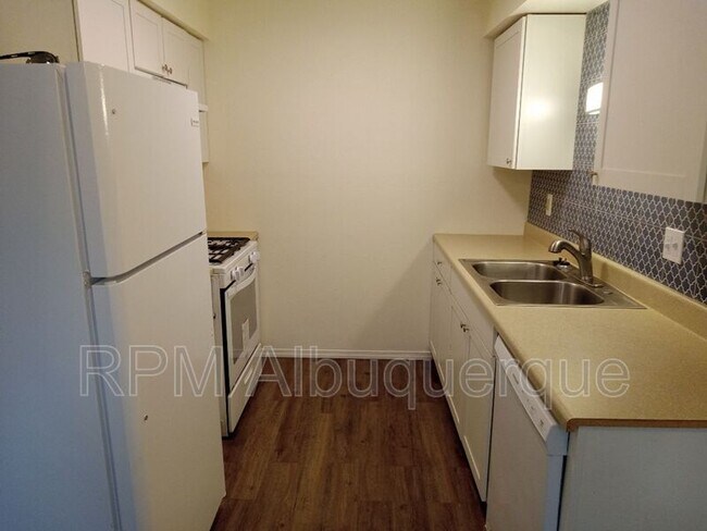 Foto del edificio - 12120 Menaul Blvd NE