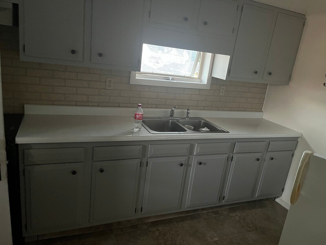 Kitchen, cabinets freshly painted - 326 W 3rd St