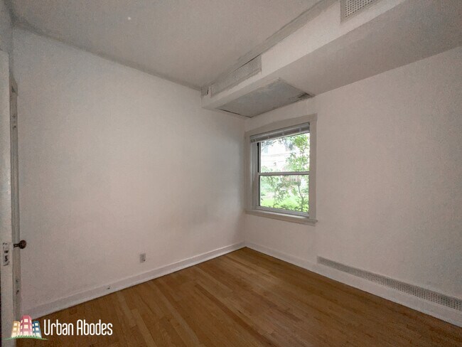 Building Photo - 1440 W Thorndale Ave