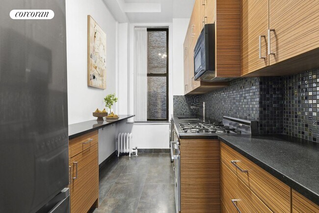 Building Photo - 305 W 72nd St