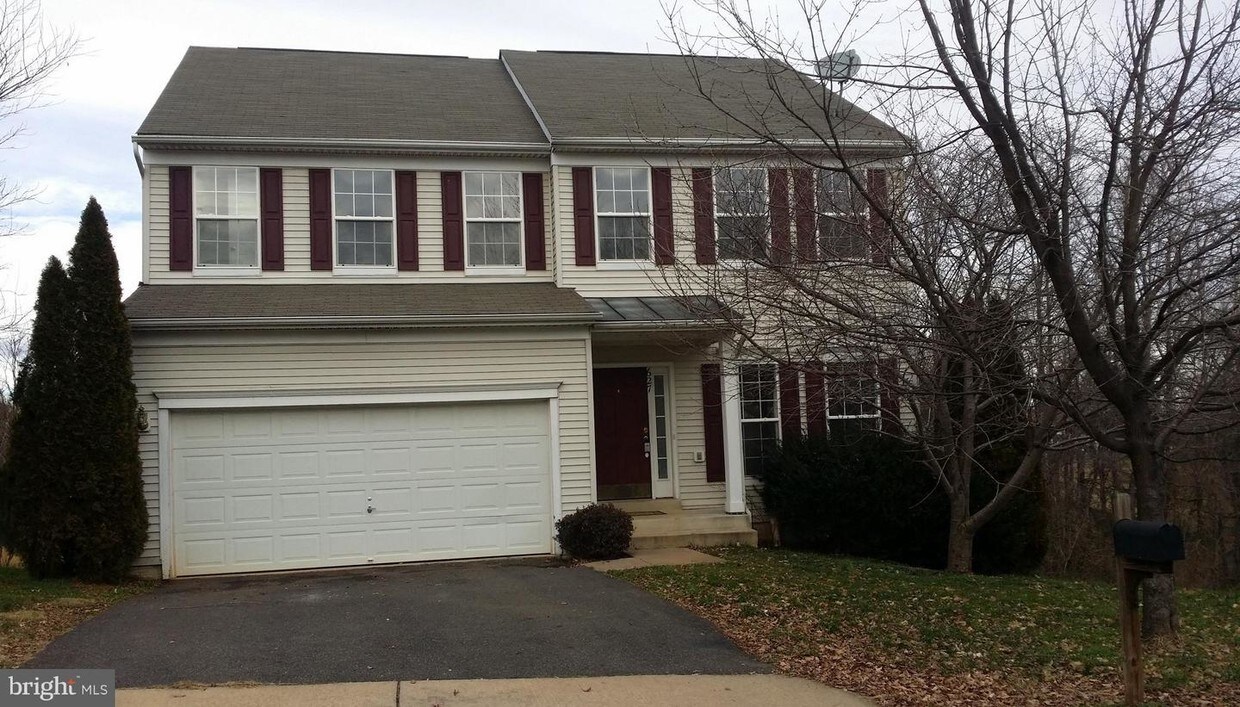 Foto principal - 627 Holly Crest Dr