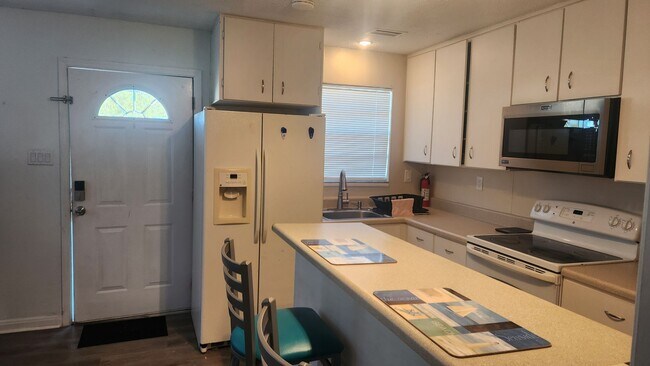 Building Photo - Byron Ellinor