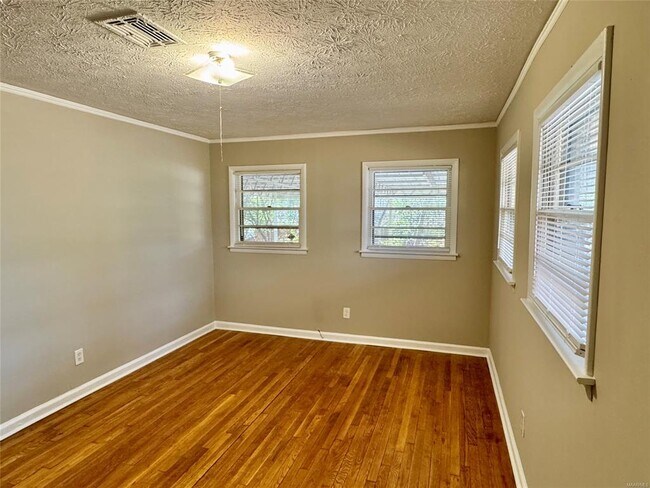 Foto del edificio - 875 Karen Rd