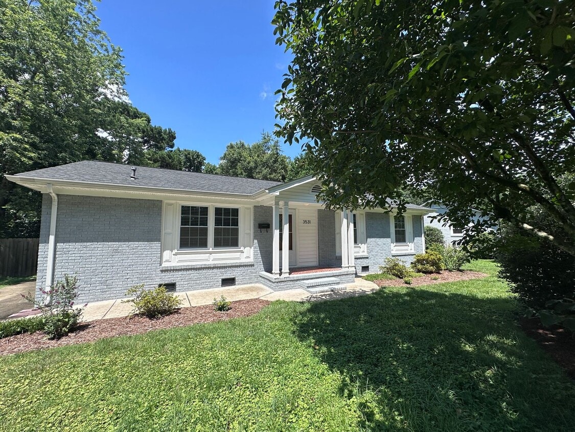 Primary Photo - Beautiful 3 Bedroom Home in Windsor Park!!