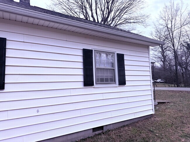 Building Photo - 537 Robertson St