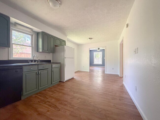 Building Photo - Charming 2-Bedroom Home with Fenced Yard + Covered Back Porch in the Heart of Cookeville