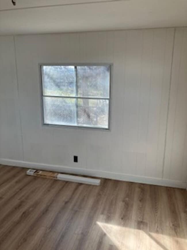 Building Photo - Tall Pine MHP Units 1-21