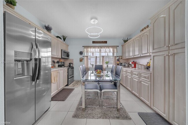 Building Photo - 3 br, 2 bath Duplex - 7565 N Augusta Dr Ap...