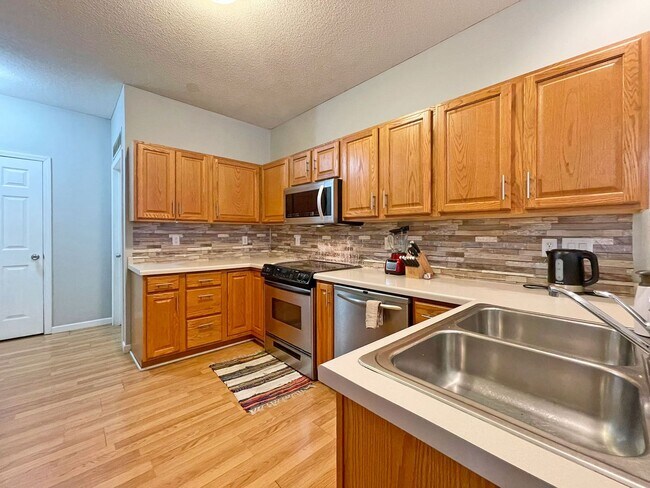 Foto del edificio - Spacious End Unit Townhome with Fireplace and Vaulted Ceilings is Pet Friendly!