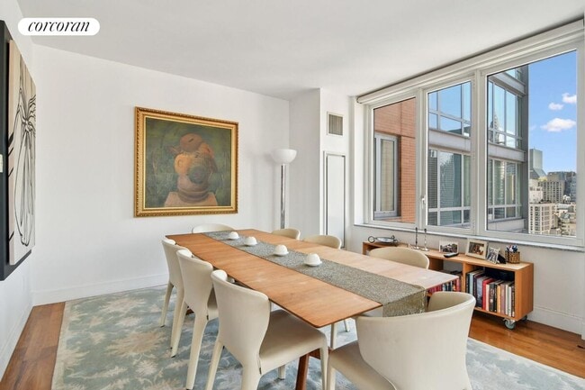 Building Photo - 250 E 53rd St