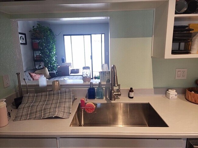 Foto del edificio - Adorable 2/2 Pocket Area Half-Plex!  PLEASE READ BELOW AD FOR VIEWINGS