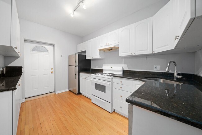 Building Photo - 3456 N Leavitt St