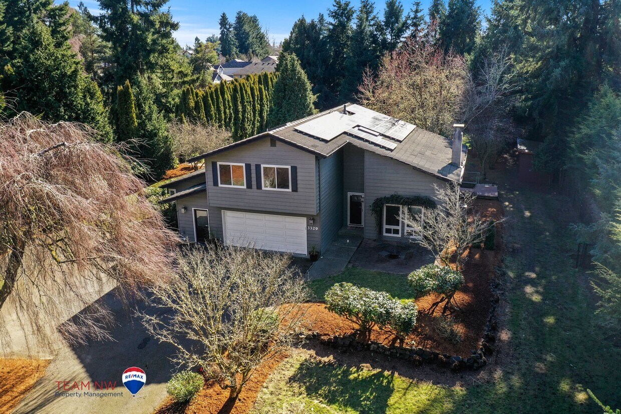 Foto principal - 2900 sq.ft, 4 bedrooms, 3 baths. Has A/C!