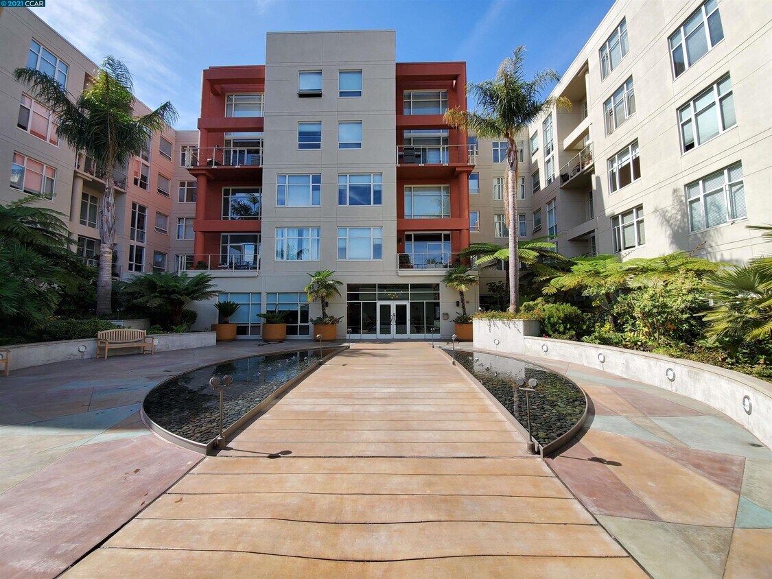 Foto principal - 5855 Horton St