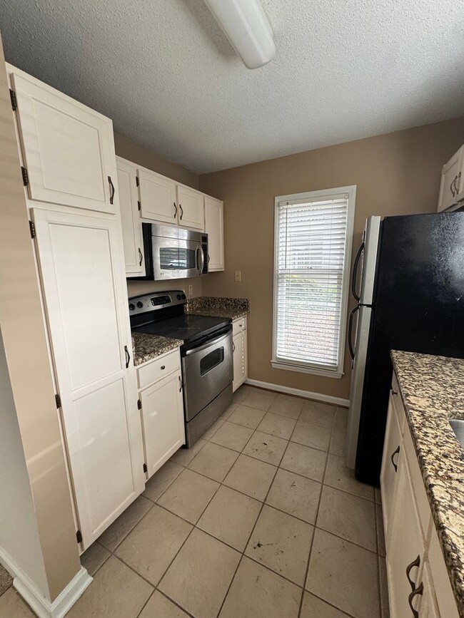 Building Photo - 2 bedroom 2 bath condo in Parkside Condos ...