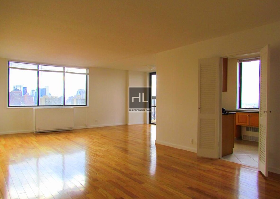 Primary Photo - 300 Mercer St