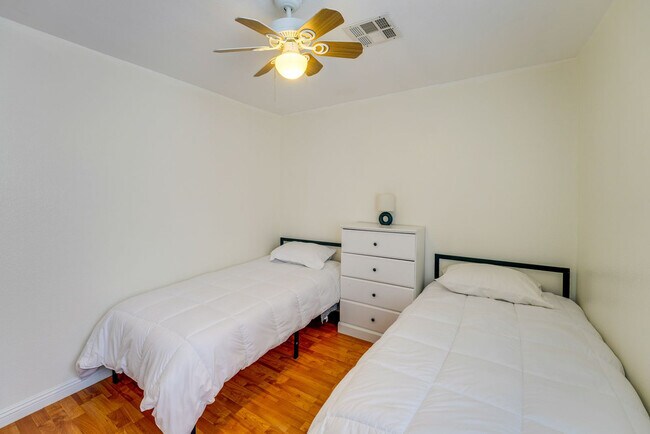 Foto del edificio - 8524 Gracious Pine Ave