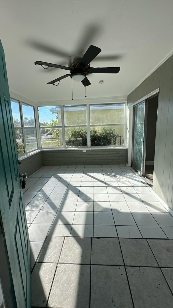 Foto del edificio - Beautiful & Cozy 4 bedrooms 2 bathrooms property in Sarasota! Apply for FREE This Holiday Season!