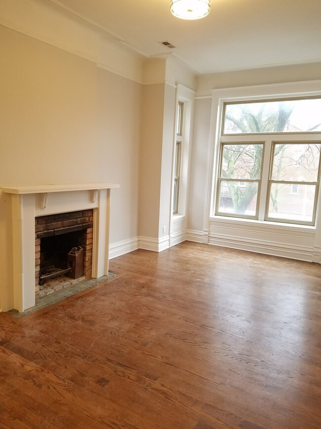 Building Photo - 3127 N Racine Ave