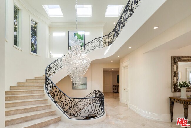 Foto del edificio - 1350 Benedict Canyon Drive