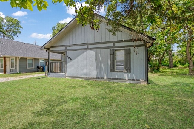 Building Photo - 929 Rice St