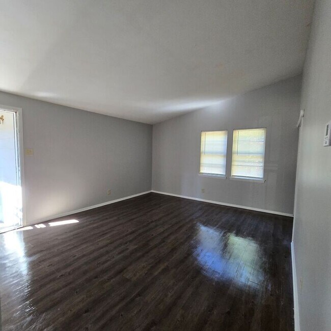 Building Photo - 3098 Bluffdale St