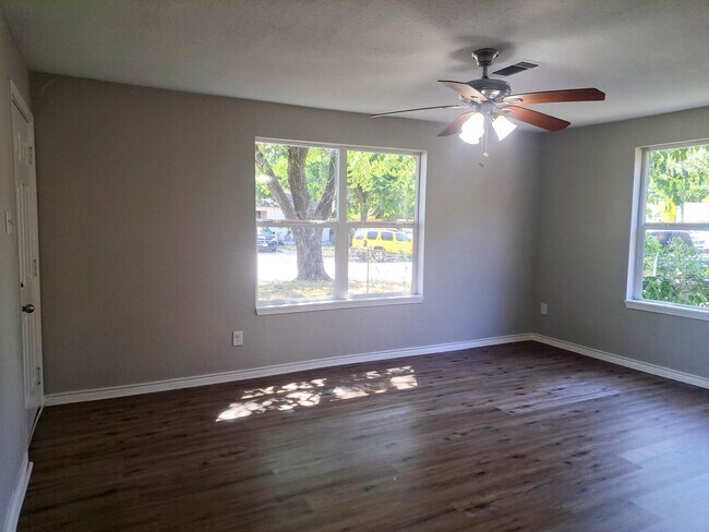 Building Photo - 4 bedroom, 2 bath home, Handicap accessible