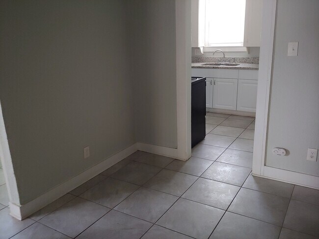 Building Photo - Nice, large 1/1 with central air and laund...