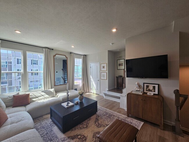 Building Photo - 3 Bedroom, 2.5 Bathroom Townhome, Availabl...