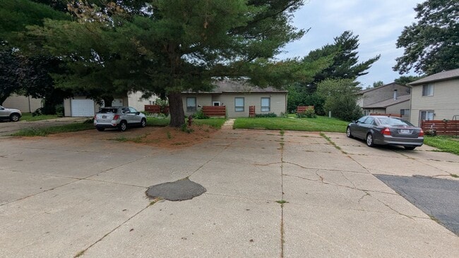 Building Photo - MN Cedar Village (847)