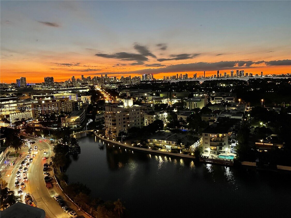 Foto principal - 2555 Collins Ave