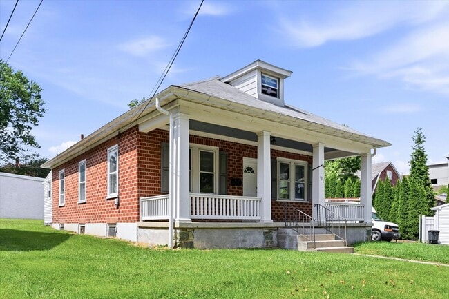Student Rental next to WCU Campus | 3 Bed Single Family Home w/ Covered Front Porch, Yard & Basem... - Student Rental next to WCU Campus | 3 Bed Single Family Home w/ Covered Front Porch, Yard & Basem...