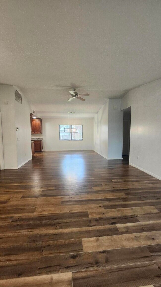 Building Photo - 805 SE Cavern Ave