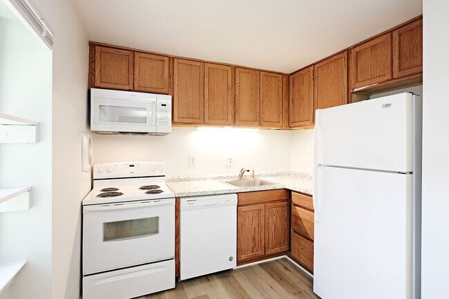 Foto del edificio - Four Seasons Condo Near Rt 29 Shopping & Dining