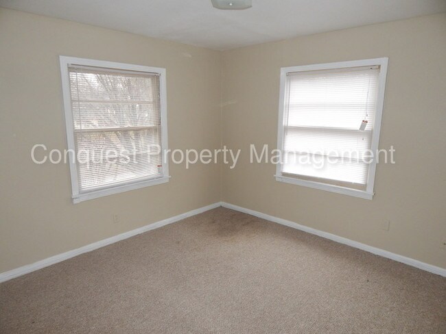 Building Photo - Quaint 2 bedroom duplex