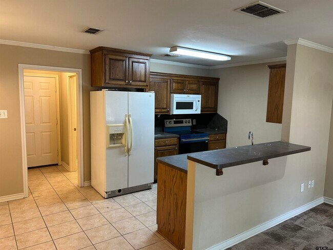 Foto del edificio - 8325 Garrett Dr