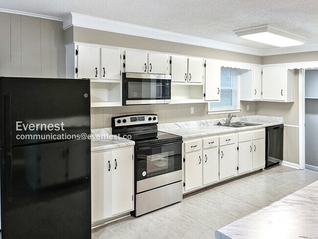 Building Photo - Updated and Spacious 3 Bedroom Home in Her...