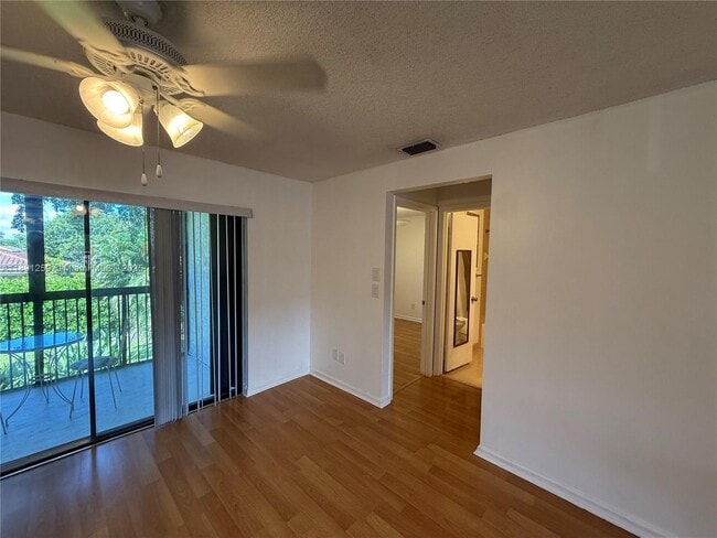 Foto del edificio - 9649 NW 4th St