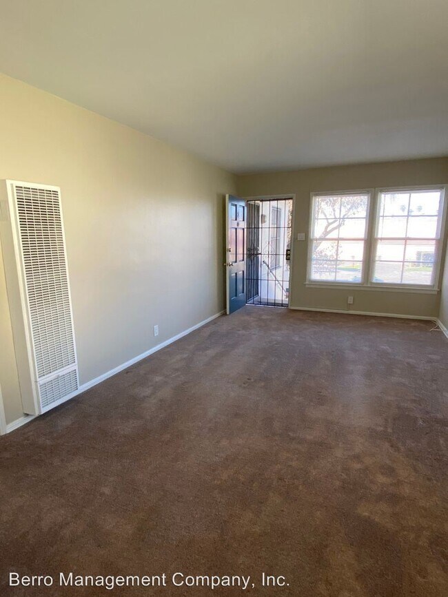 Building Photo - 704 E San Antonio Dr